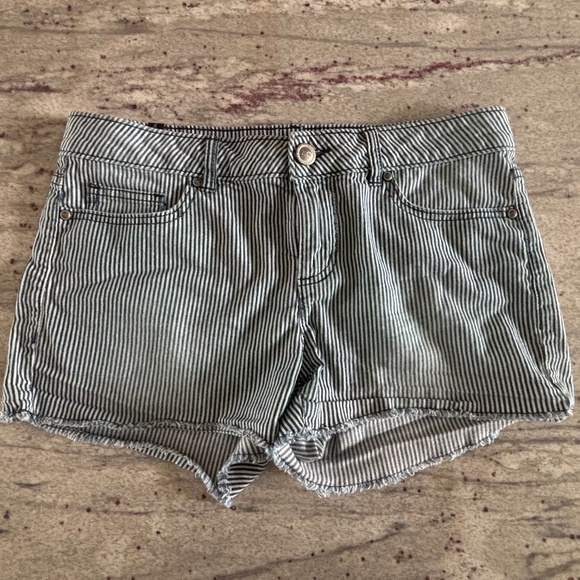 Lauren Conrad Womens Green Stripped Cutoff Shorts - Size 8 - Picture 1 of 4